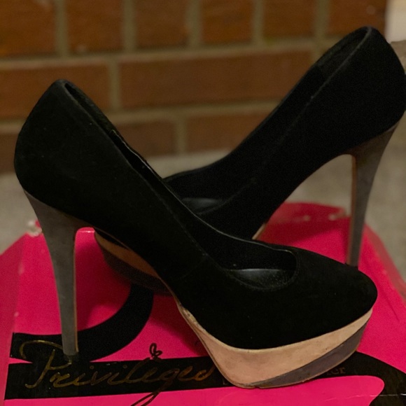 Cute black, gray with a little tan platform punps - Picture 3 of 5